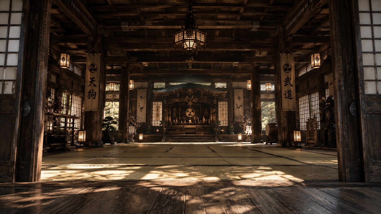 Interior del dojo: suelo de tatami, columnas de madera y el altar al fondo